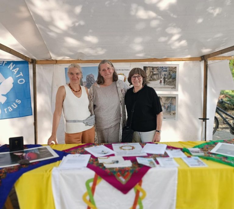 Vereinsmitglieder am Stand in Berlin