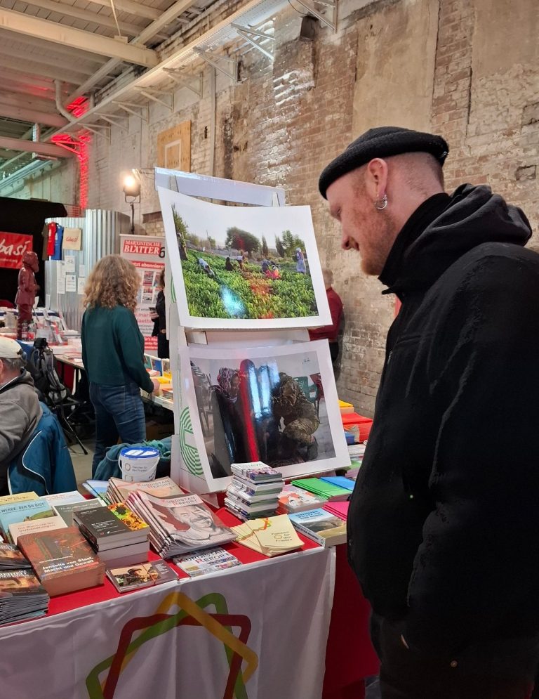 Besucher am Stand des Vereins